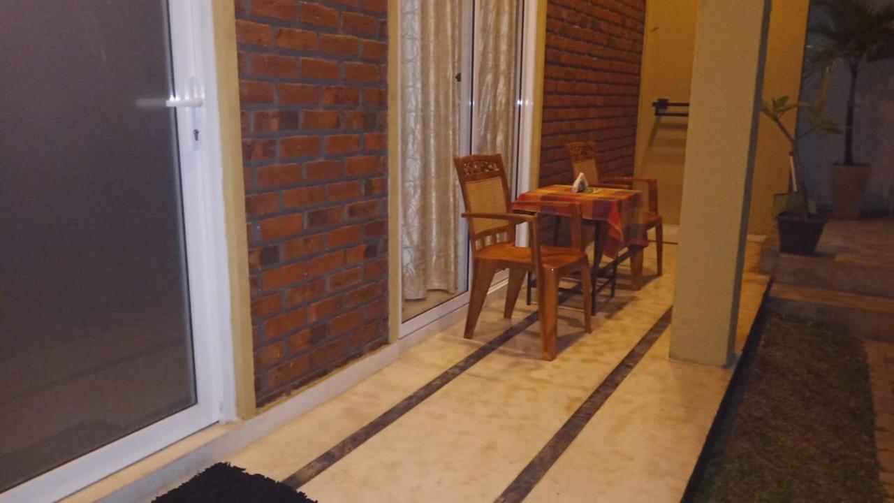 Petit Guest House Негомбо Экстерьер фото